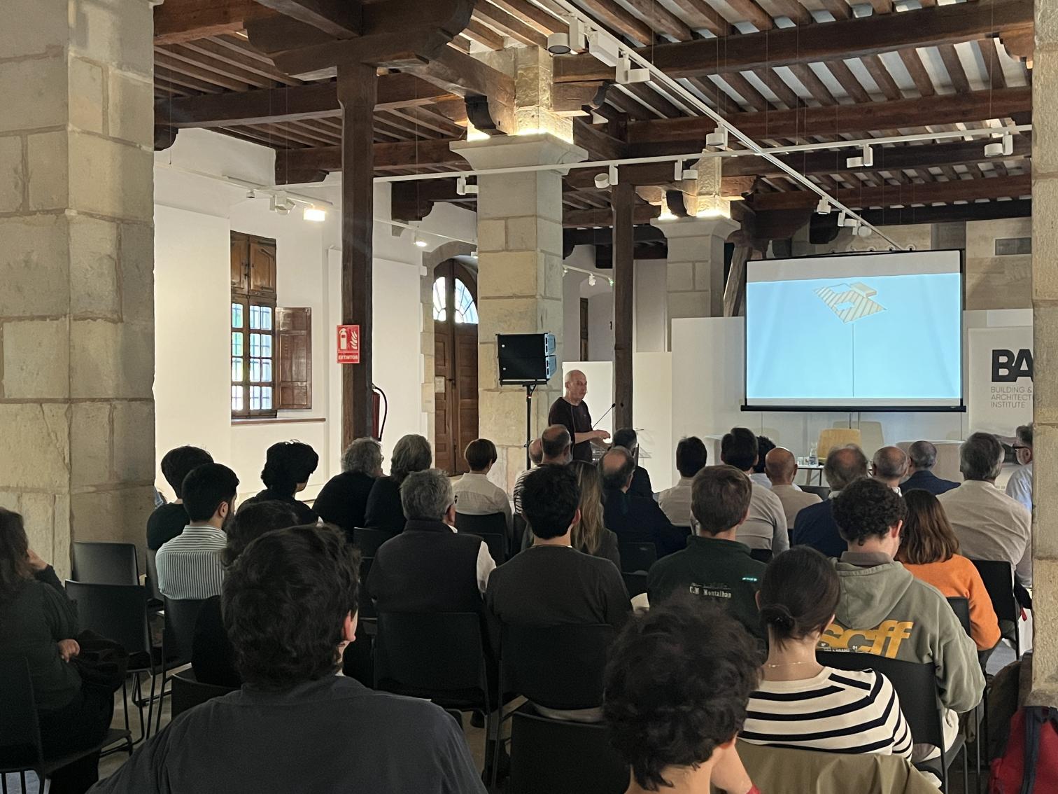Marc Angélil protagoniza la segunda sesión de FORO BAI 2026 con una llamada urgente a repensar la sostenibilidad en arquitectura