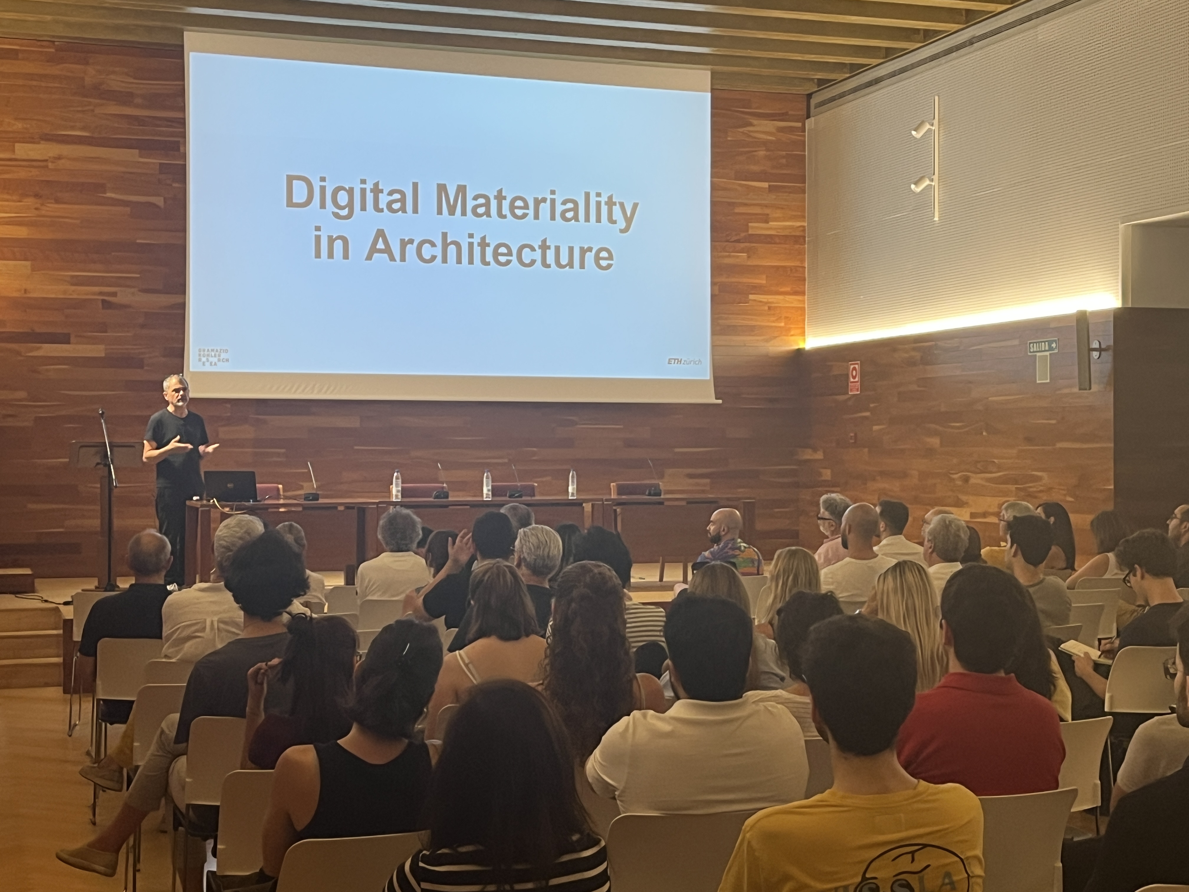 Fabio Gramazio cierra el FORO BAI con una reflexión sobre materialidad digital, arquitectura y fabricación robótica